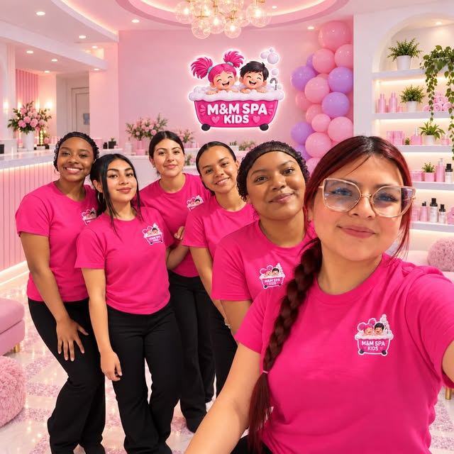 El equipo de M&M Spa Kids con camisetas rosadas en el spa